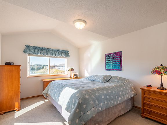 3rd image of 1961 NW Admiralty Cir