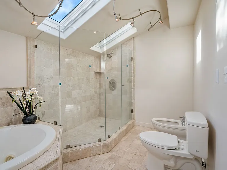 1241 Chestnut St — Photo 37