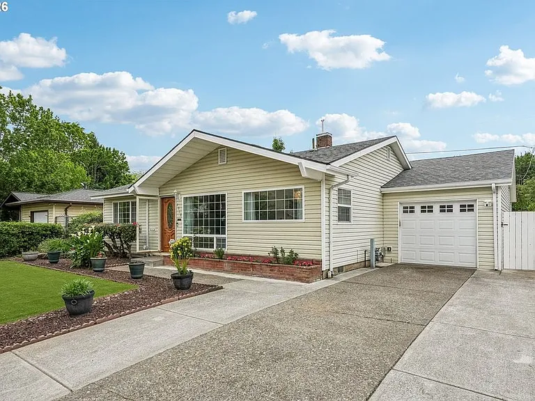 7918 SE Lincoln St — Photo 1