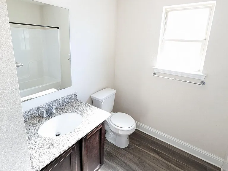 2401 Spur Ln — Photo 9