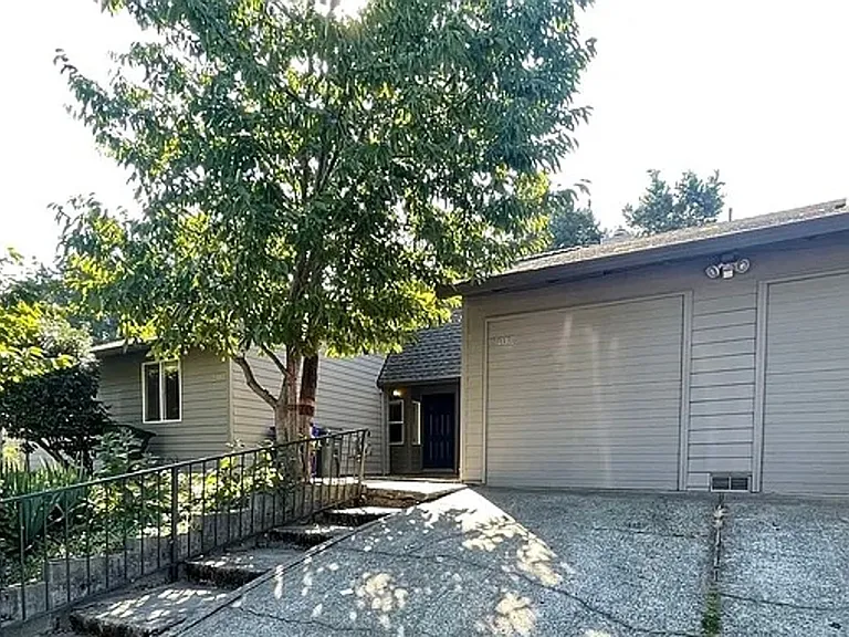 2410 SE 9th Ct — Photo 1