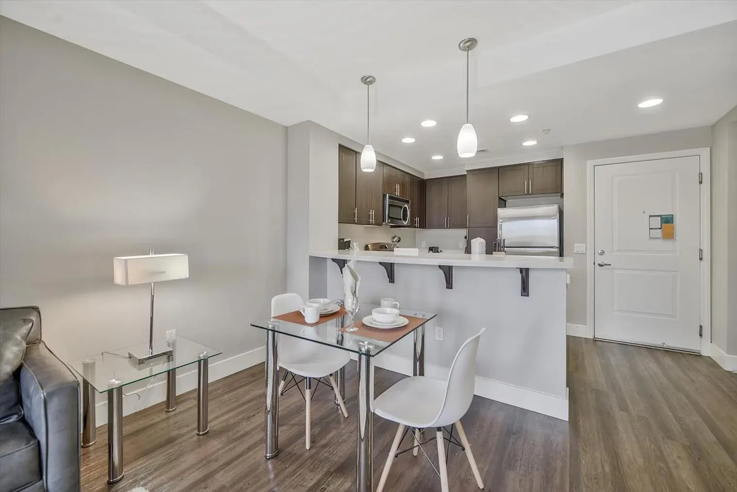 1 bed, 1.0 bath, 764 sqft, $6,822 — Photo 3