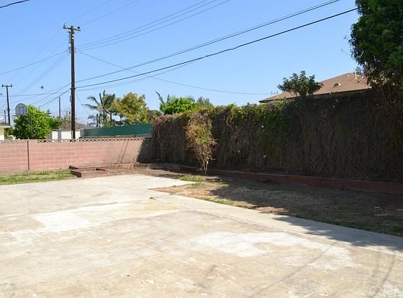 4th image of 16220 Castana Ave