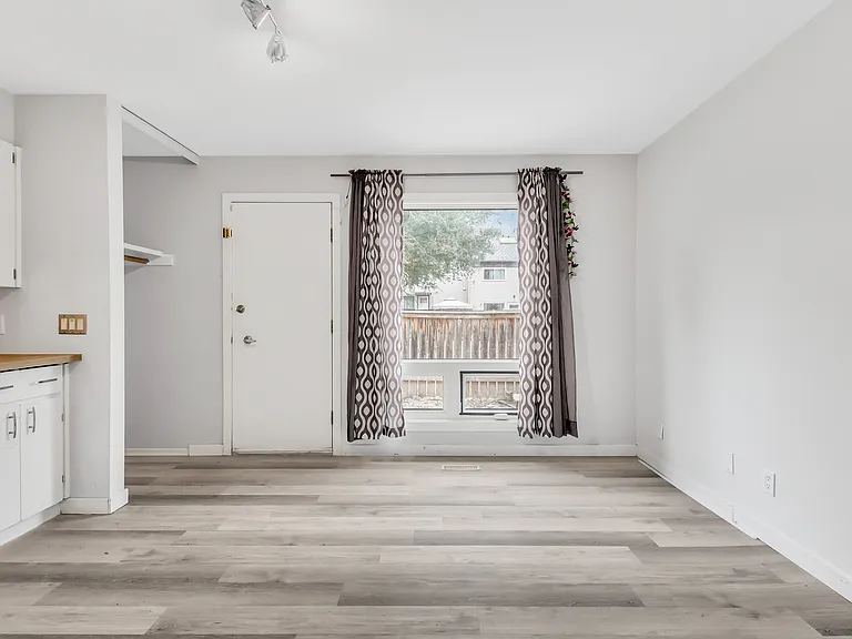 24 Taft Cres — Photo 4