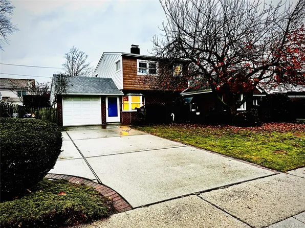 55 Constellation Road, Levittown, NY 11756