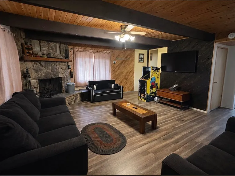 610 Holmes Ln — Photo 3