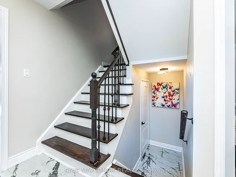 54 Beresford Cres — Photo 2
