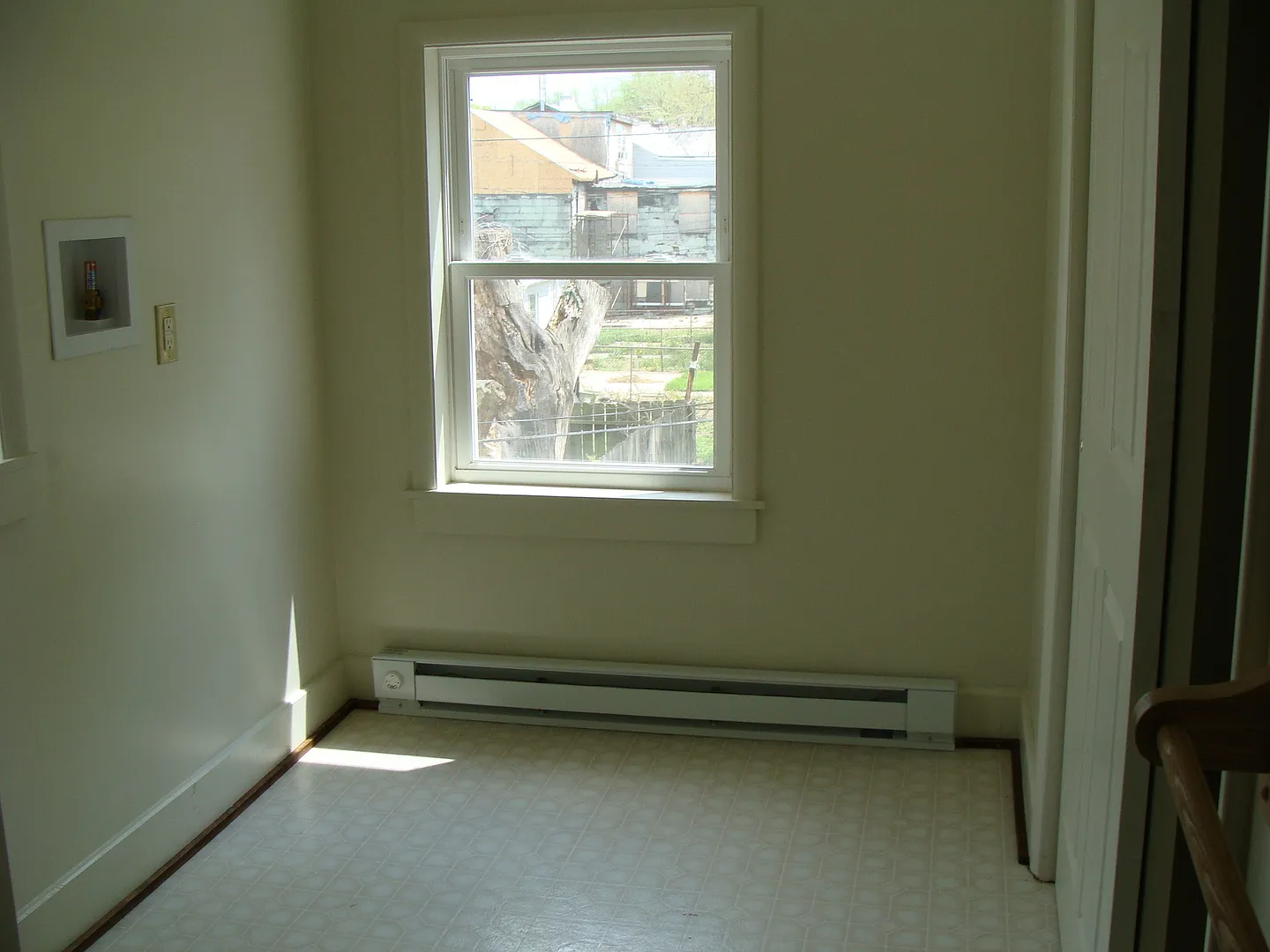 Pet Friendly 3 Bedroom House Near Revs Stadium! — Photo 3