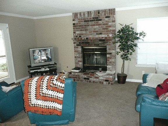 Living Room w Fireplace