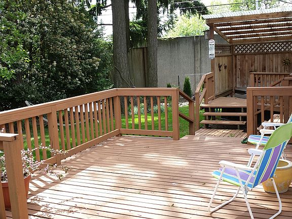 huge deck,Hottub off master 