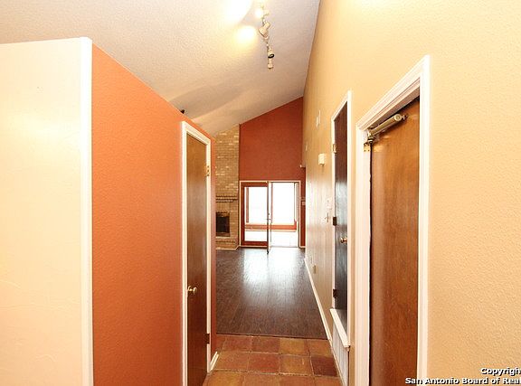 3rd image of 9582 Cloverdale