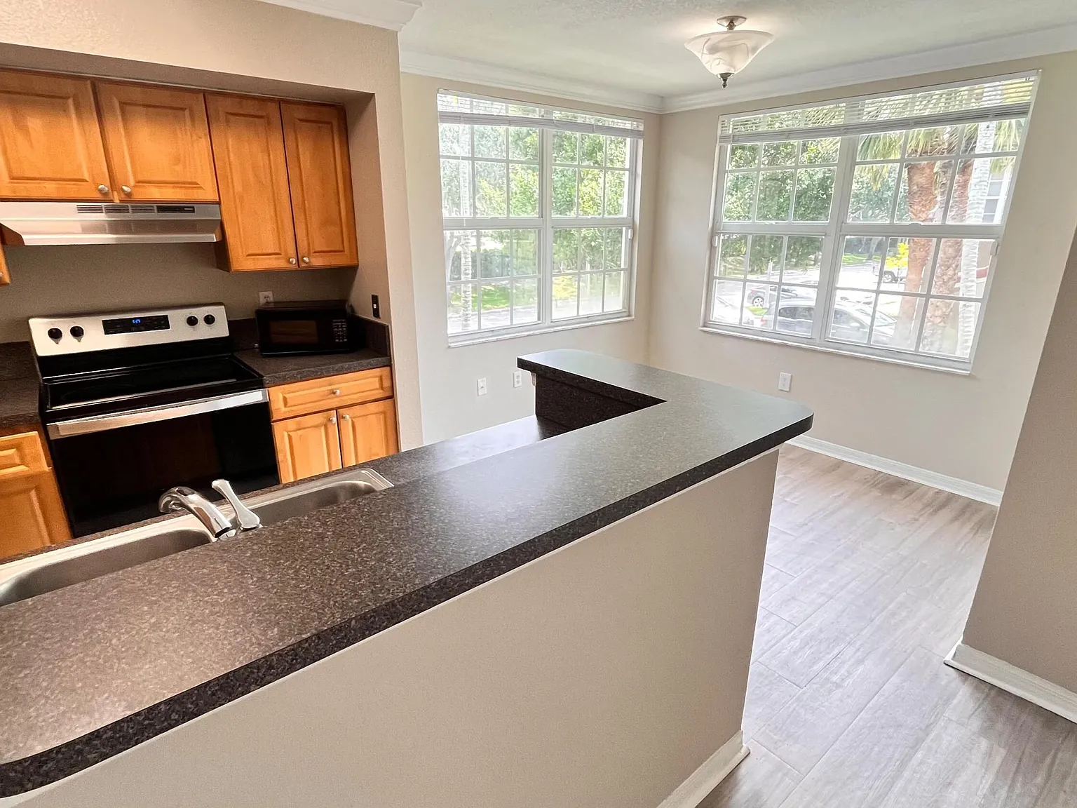 1 bed, 1.0 bath, 700 sqft, $1,895 — Photo 2