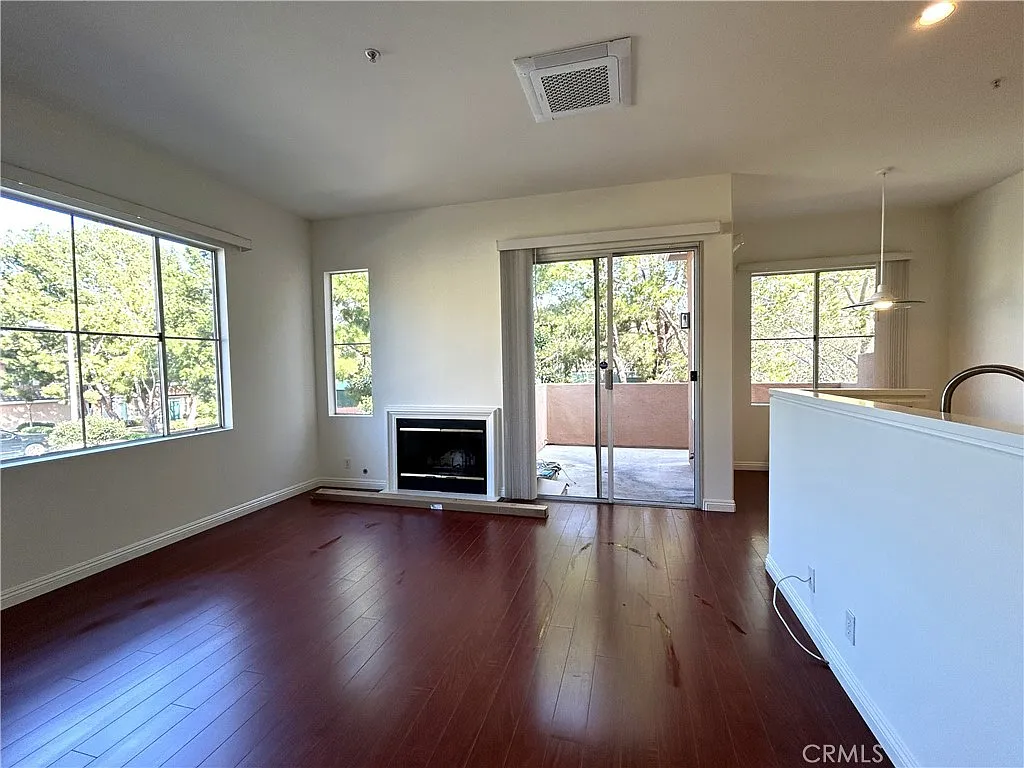 2 bed, 1030 sqft, $3,300 — Photo 2
