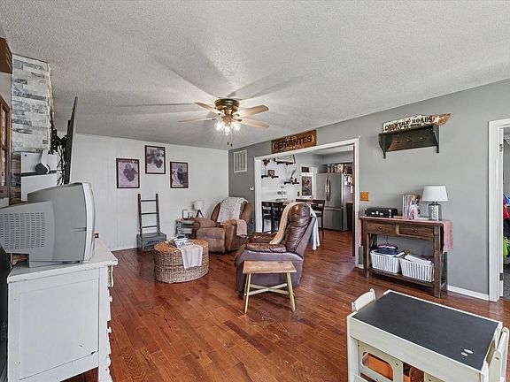 4th image of 206 W Main St