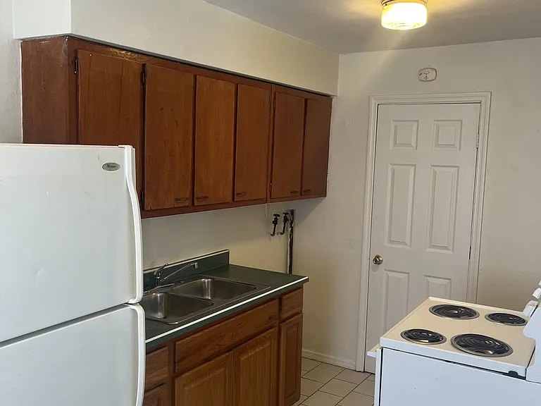 1115 Troy St #1 — Photo 5