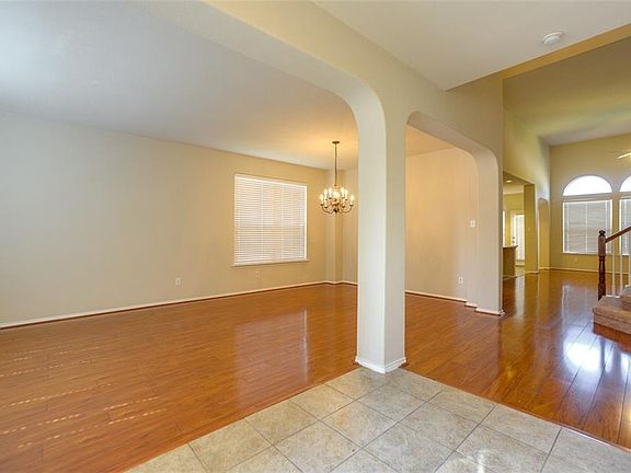 3rd image of 5661 Crimson Oaks Dr