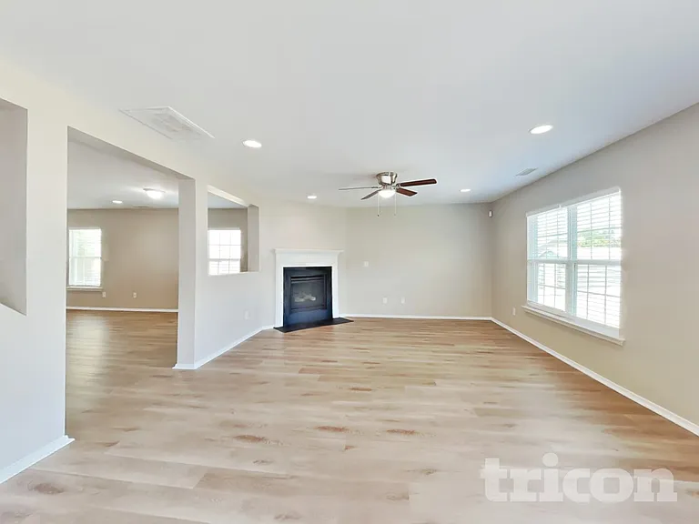514 Kerriann Ln — Photo 2