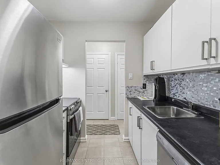 2230 Trafalgar St #121 — Photo 16