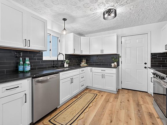 5th image of 55 Daleview Dr
