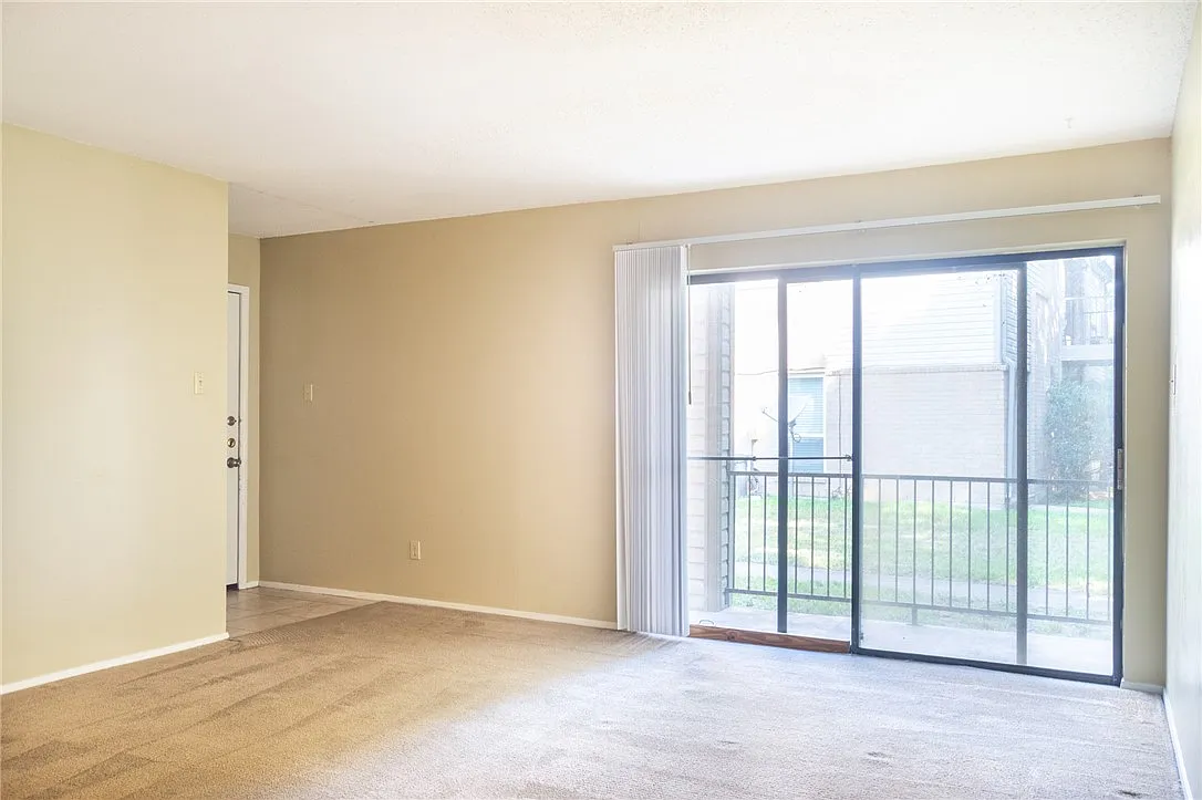 2 bed, 903 sqft, $945 — Photo 2