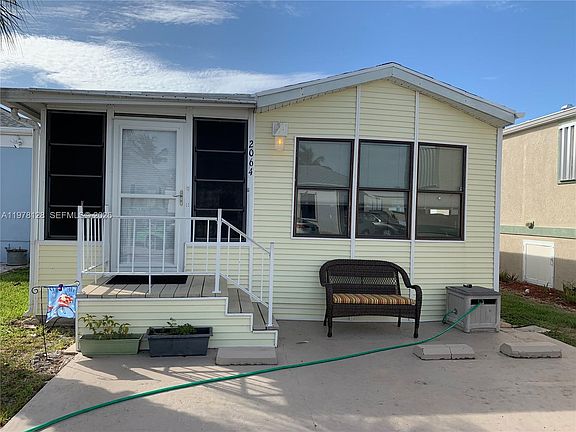 3rd image of 2064 Nettles Blvd