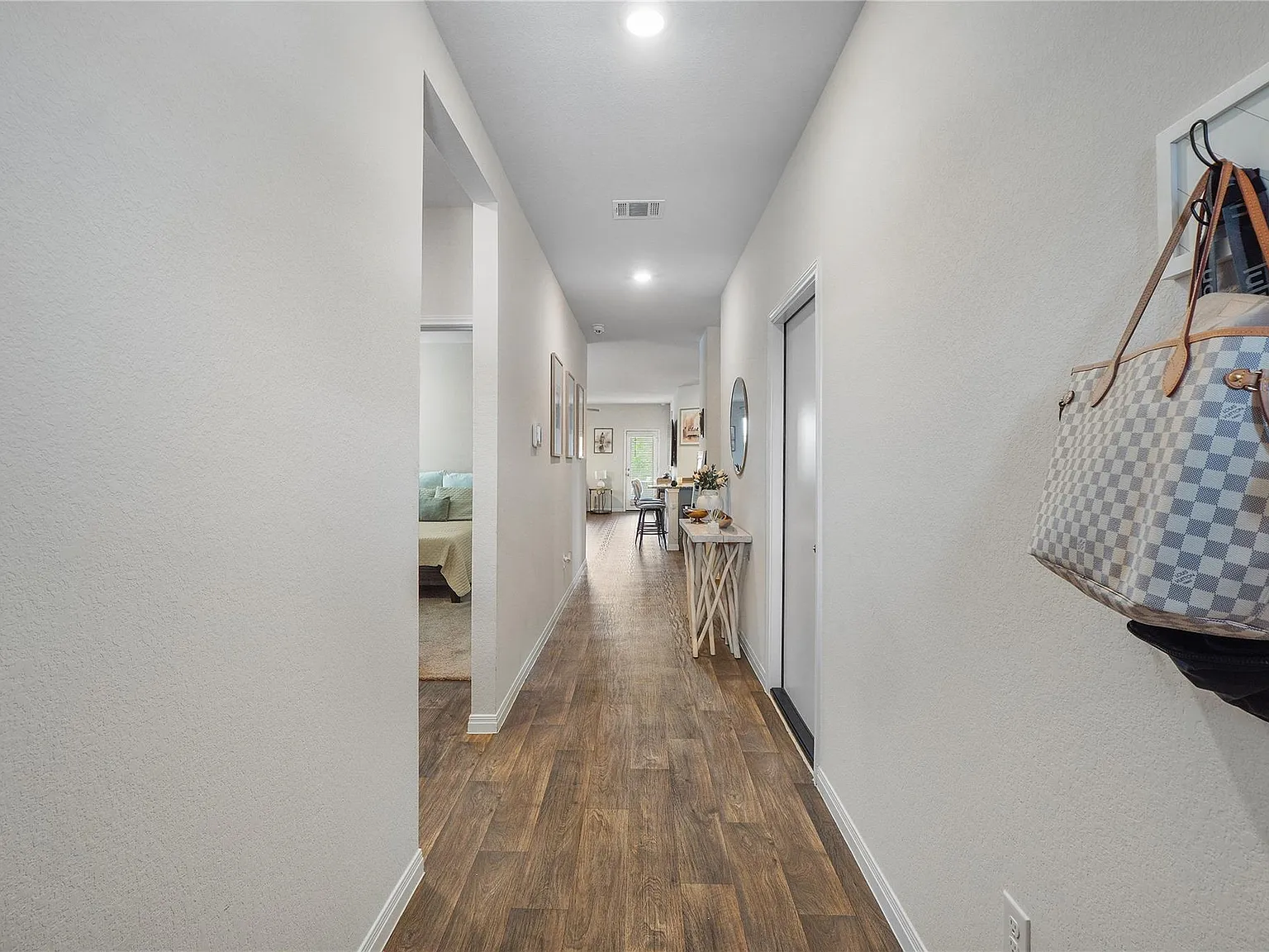 4 bed, 2.0 bath, 1891 sqft, $2,300 — Photo 4