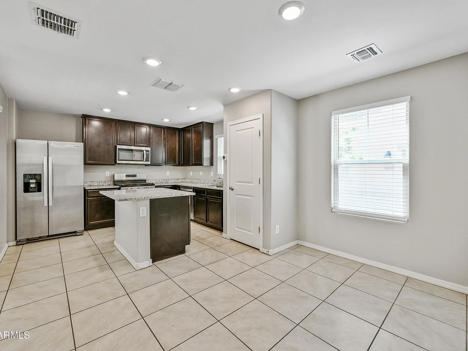 4 bed, 2.5 bath, 1933 sqft, $2,050 — Photo 4