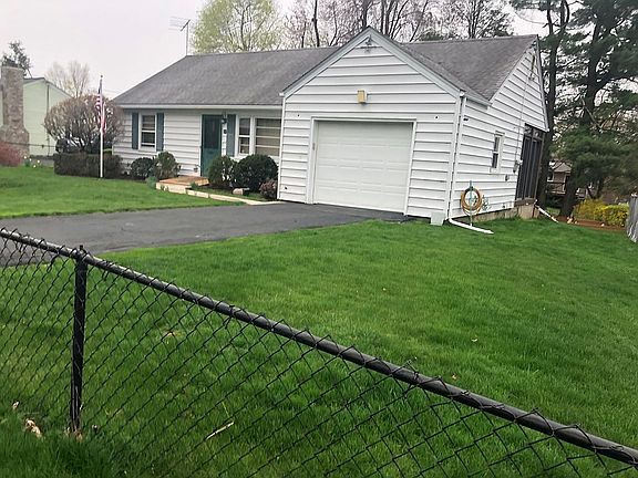 4th image of 32 Jackson Dr
