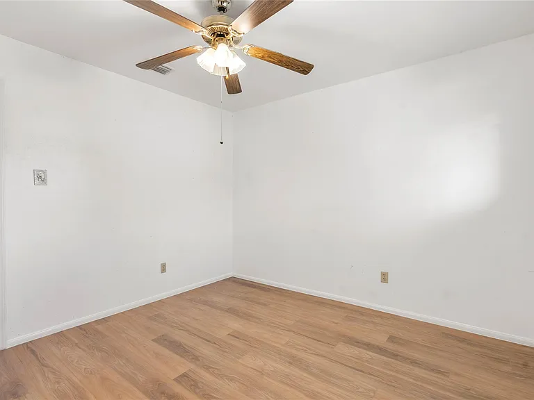 8903 Roos Rd — Photo 23