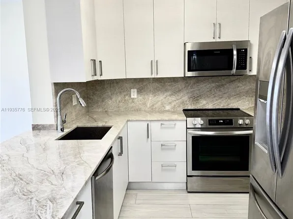 401 Golden Isles Dr APT 701, Hallandale, FL 33009