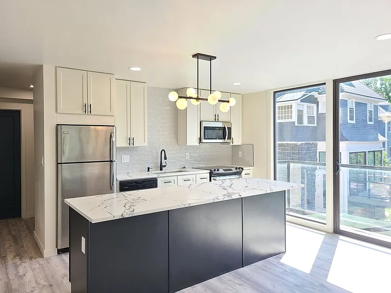 358 S Coeur D Alene St — Photo 32