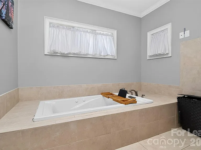 9704 Saddle Ave — Photo 10