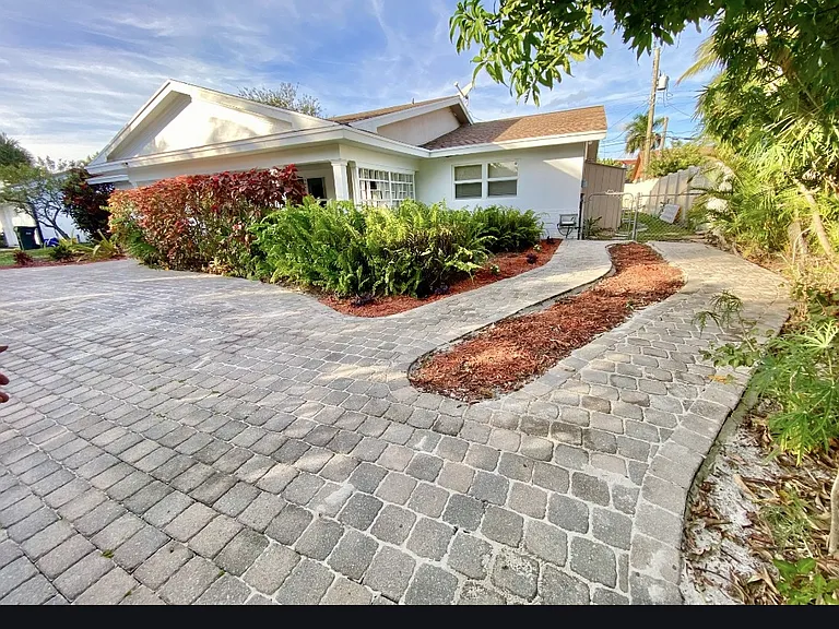 729 Heron Dr — Photo 4