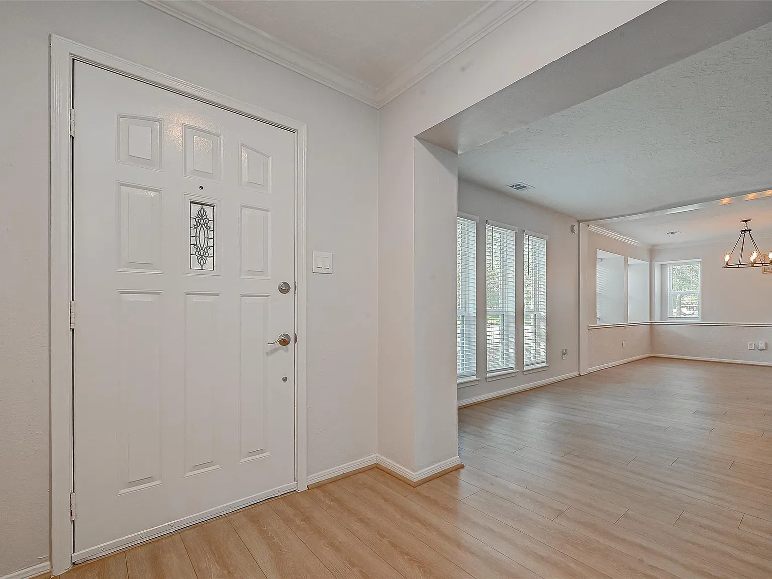 4 bed, 2.5 bath, 2058 sqft, $2,595 — Photo 3