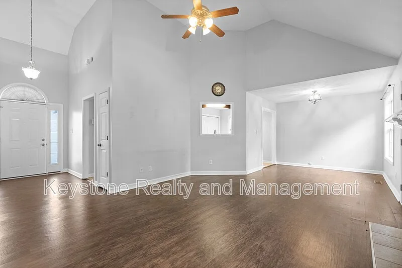 3 bed, 2.0 bath, 1350 sqft, $1,945 — Photo 2