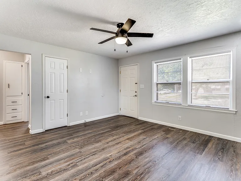 1712 N Belmont Ave — Photo 35