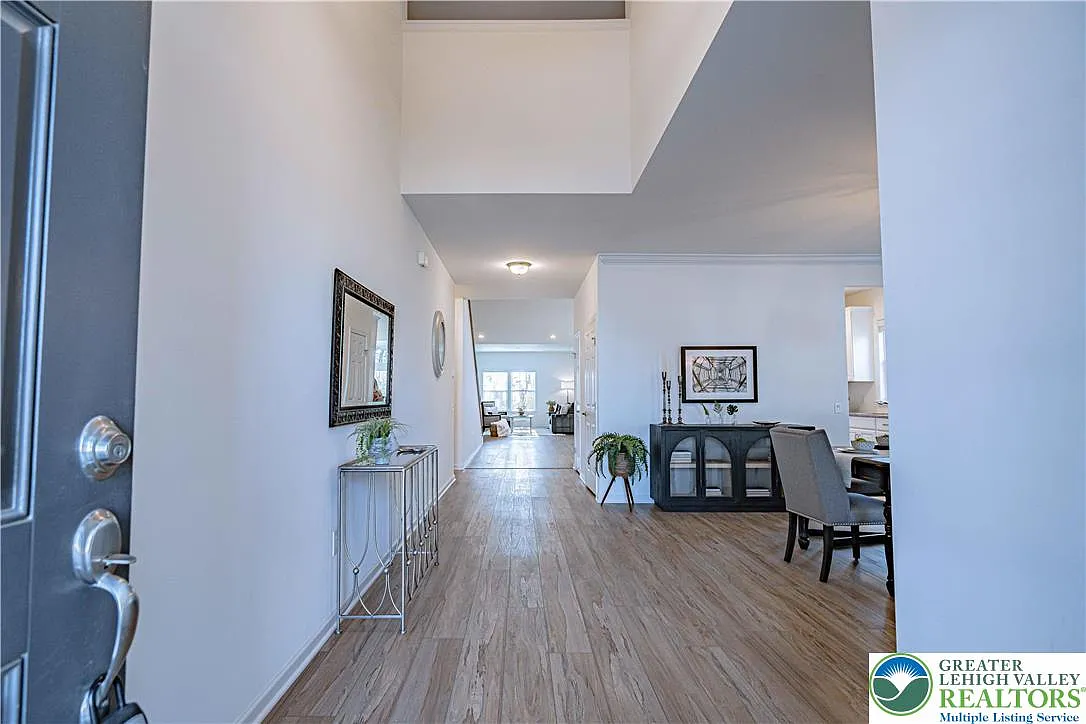 3 bed, 3.5 bath, 3387 sqft, $4,700 — Photo 4
