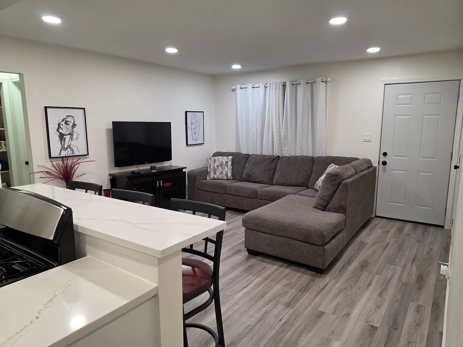 3 bed, 768 sqft, $3,000 — Photo 2