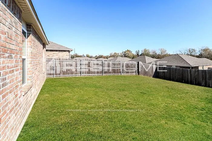 916 Klare Ln — Photo 11