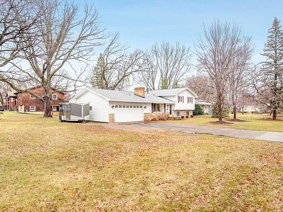 2nd image of 124 Mississippi Ln