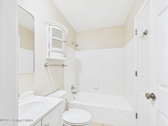 4th image of 812 La Fontenay Ct
