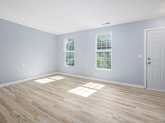 2nd image of 1581 Victoria Park Cir