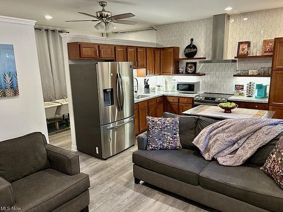 3rd image of 2583 Fairmount Blvd