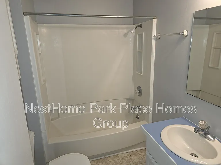 1007 Fournie St — Photo 6