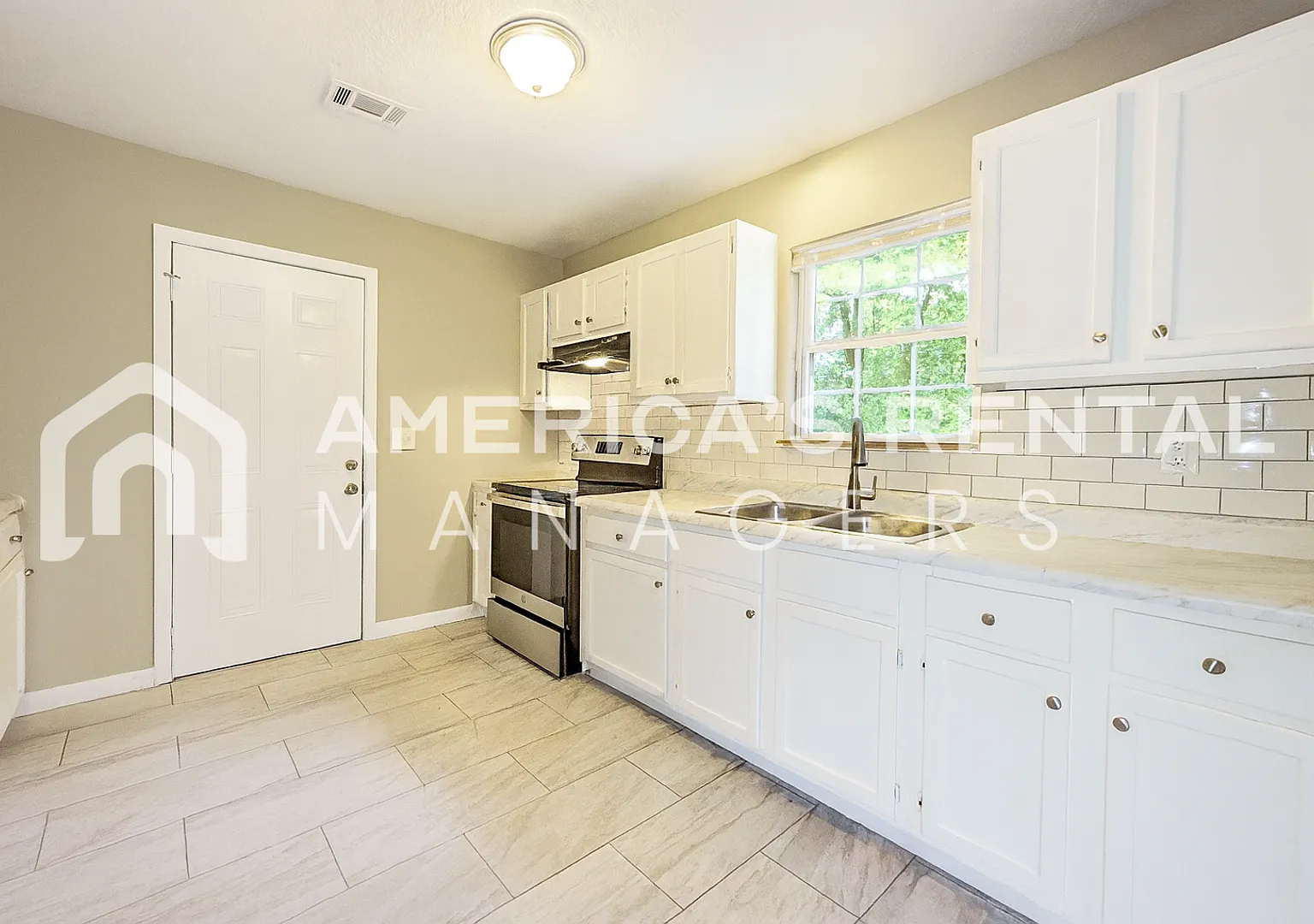 Modern 3-Bedroom Home With Open Layout And Convenient Location! Coming Soon — Photo 2