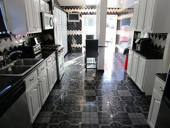 ULTRA MODERN EAT IN KITCHEN