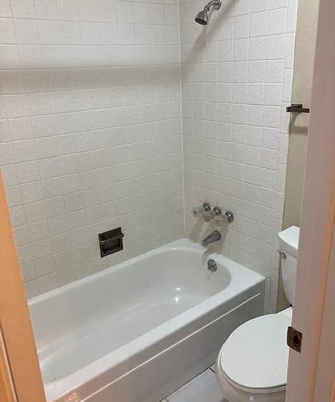 Tub/shower and toilet in Master bedroom suite.