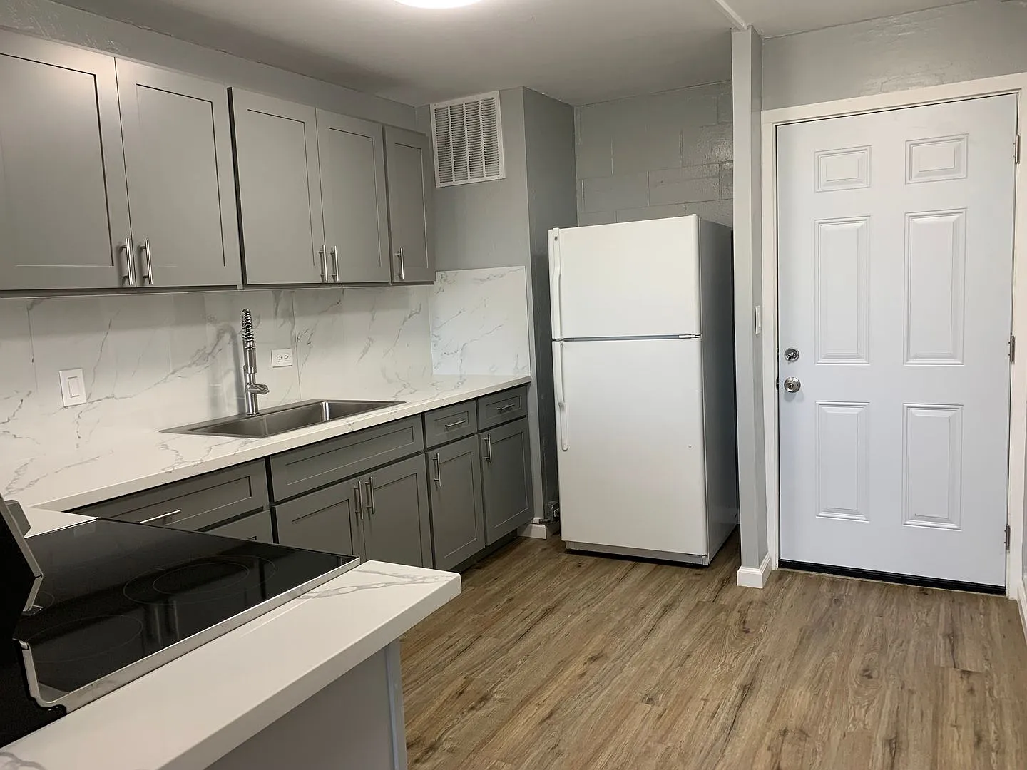 2Bed/1.5Bth Remodeled fresh clean..like new move in ready now! — Photo 2