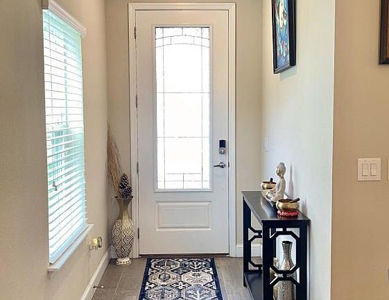 5th image of 207 Silver Creek Pl