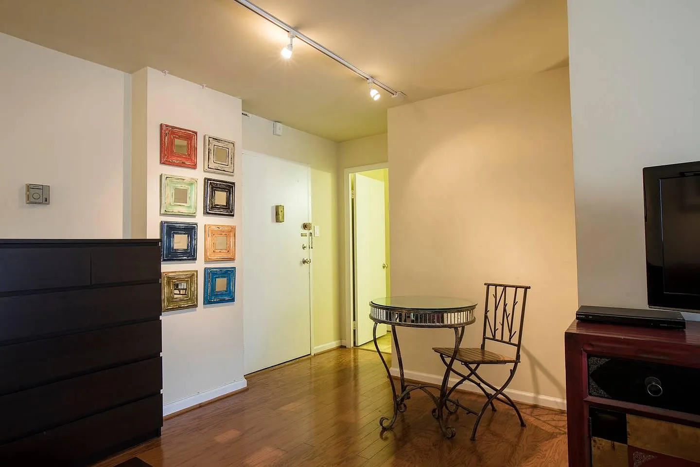 Studio, 450 sqft, $1,900 — Photo 3